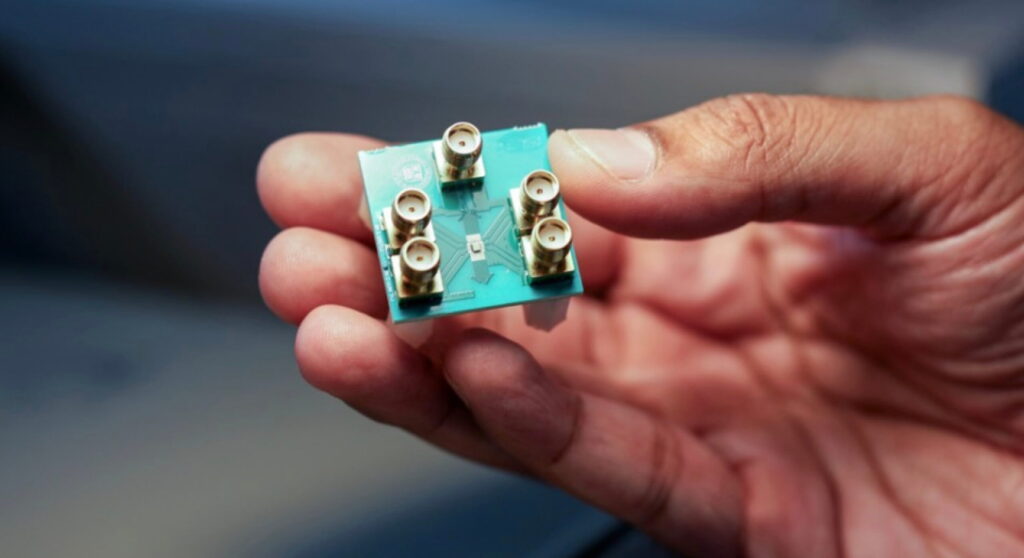 کامپیوتر و لپ تاپ
دانشمندان تراشه عجیبی را توسعه داده‌اند که با امواج مایکروویو کار می‌کند
دانشمندان در اقدامی غافلگیرکننده، از تراشه عجیبی رونمایی کرده‌اند که با امواج مایکروویو (ریزموج‌ها) کار می‌کند و سرعت بسیار بالایی ...



6 ساعت قبل                    



5 دقیقه زمان خواندن