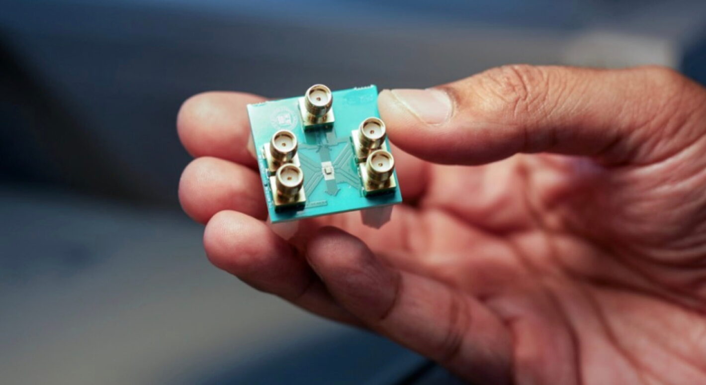 کامپیوتر و لپ تاپ
دانشمندان تراشه عجیبی را توسعه داده‌اند که با امواج مایکروویو کار می‌کند
دانشمندان در اقدامی غافلگیرکننده، از تراشه عجیبی رونمایی کرده‌اند که با امواج مایکروویو (ریزموج‌ها) کار می‌کند و سرعت بسیار بالایی ...



6 ساعت قبل                    



5 دقیقه زمان خواندن